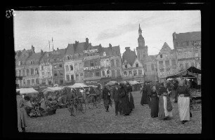 Cambrai (Dep. Nord, Frankreich): Marktstände auf dem Marktplatz, dazwischen Soldaten mit Fahrrädern, im Hintergrund der Kirchturm von [Saint-Géry]