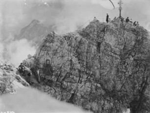 Zugspitze : Alpen. Zugspitze mit Touristen und Wanderern, Gedenktafel für Albert Leo Schlagetes (1923)