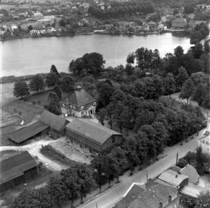 Hof von Familie Jungk (Neuer Garten 12): Luftbild: im Hintergrund Herrenteich, dahinter Claudius-Mühle