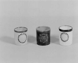 Becher zum Frohburger Schulfest 1925 : Drei Becher zu Frohburger Schulfesten 1912 (links und rechts) sowie 1925 (Mitte) wohl von K. Feuerriegel