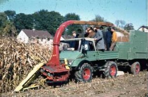 Fotografie: Futtererntetechnik, Feldhäcksler angebaut, Silomais, Maisgebiss, Frontanbau
