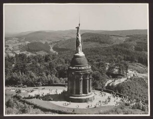 Hermannsdenkmal mit Blick über den Teutoburger Wald. Detmold. Hiddesen. Papierabzug
