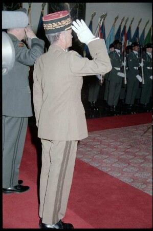 Fotografie: Antrittsbesuch von Général Paul Cavarrot, französischer Stadtkommandant, in den Lucius D. Clay Headquarters in Berlin-Dahlem