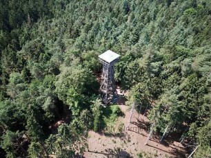 Hahnheide: Luftbild Richtung Süd-West: mittig Aussichtsturm "Langer Otto"