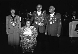 Schützenfest: Majestäten der Ahrensburger Schützengilde: erste Hofdame Christine Heinrich, Königspaar Hildegart und Heinrich Breckling, zweiter Ritter Horst Hansen