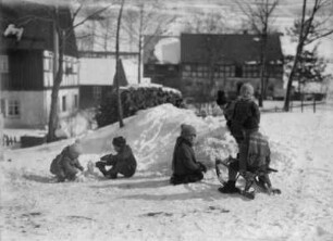 Kinder im Hof bei Hermann Krauße