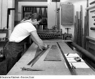 Dresden-Neustadt. Jehmlich Orgelbau Dresden GmbH. Metallpfeifenwerkstatt. Zuschneiden von Metallpfeifenkörpern