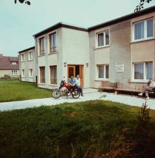 Motorrad vor einem Wohngebäude