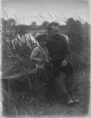 Rudolf Zimmermann und Junge : Königswartha, Rudolf Zimmermann mit einem Jungen auf einer Bank am Ufer eines Teichs.