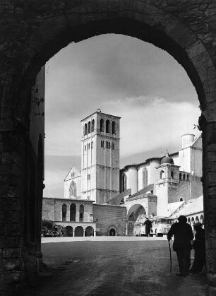 Assisi. San Francesco (1228-1253). Östlicher Teil mit Portal zur Unterkirche und Campanile