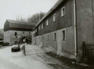 Hartmannsbach, Gehöft Nr. 10, Scheune und Wohnstallhaus, Straßenansicht