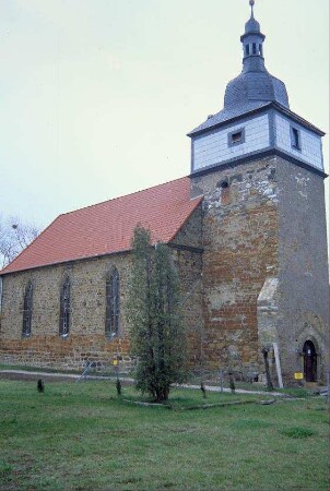 Dorfkirche von Nordwesten, neues Dach am Langhaus