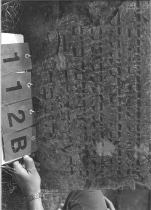Grabstein 112 (Index: 100008927) Zustand: leicht verwittert, Rand zum Teil abgebröckelt Maße HxBxT: 78x55x8 cm: Grabstein 112B