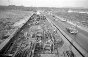 Bau der westlichen Fahrbahn der Autobahnbrücke Karlsruhe-Durlach.