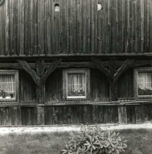 Daubitz (Rietschen-Daubitz), Dorfstraße 25. Blockhaus (1870). Straßenfront (Giebelfront, Teilansicht)