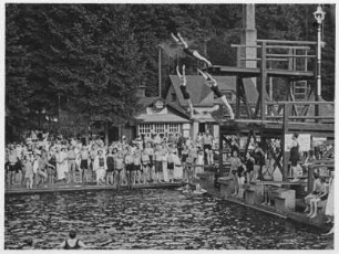 Szene aus dem Dokumentarfilm "Friedrich-August-Bad. Luft- Sonnen- und Schwimmbad im Waldluftkurort Klotzsche": Turmspringen