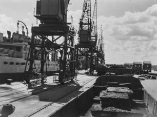 Hafenbild : Verladekräne im Hafen von Beira