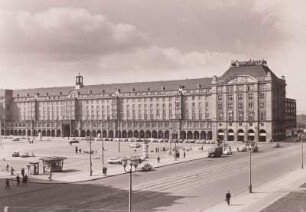 Warenhaus "Centrum" : Blick über die Ernst-Thälmann-Straße mit Wohn- und Geschäftshäusern und Warenhaus "Centrum"