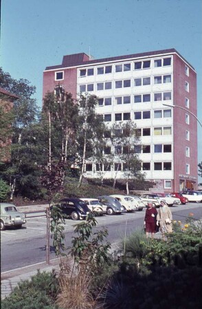 Erweiterungsbau "Hochhaus" [später Gebäude B]: im Vordergrund Bangertstraße, Parkplatz, Autos, Fußgänger
