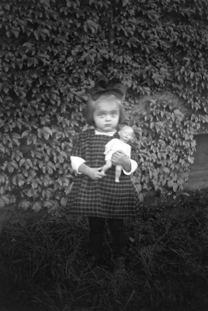 Kleines Mädchen mit Puppe