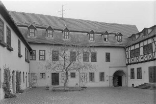 Halle (Saale), Große Nikolaistraße 5. Museumskomplex Händel-Haus (ehemaliges Wohnhaus, Sitz der Händel-Gesellschaft) (16.-18. Jahrhundert, 1984 restauriert). Hofansicht gegen Haupthaus