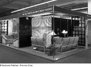 Sitzgruppe (Modell 2332) : Raumaufnahme mit Ausstellungskojen des VEB Polstermöbelkombinat Oelsa-Rabenau. Ansicht mit Sitzgruppe (Modell 2332)
