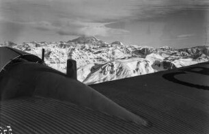 Gletscher : Blick über die Tragfläche auf einige Gletscher der Anden.