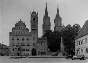 Stadt Oschatz, Sachsen, Marktplatz : Oschatz (Sachsen). Ansicht des, von 1538 bis 1546 errichteten und 1842 umgebauten, Rathauses und der, im neugotischen Stil errichteten, Stadtkirche St. Aegidien (1443-1464; Wiederaufbau 1846-1849)