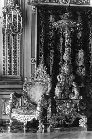 Chiemsee. Neues Schloss Herrenchiemsee (1878-1886; J. Hofmann, G. v. Dollmann). Kandelaber im Paradiesschlafzimmer