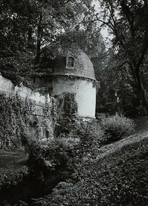 Schloss Hermsdorf, Schlossmauer und Eckturm des Schlosshofes