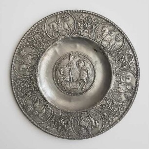 Flacher Teller mit Reiterbildnis Kaiser Ferdinands III. im Krönungsornat