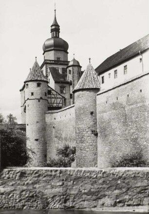 Würzburg. Festung Marienberg. Scherenbergtor (1433/1445), Kiliansturm und Wolfskeelsche Ringmauer. Feldseite von Südwesten