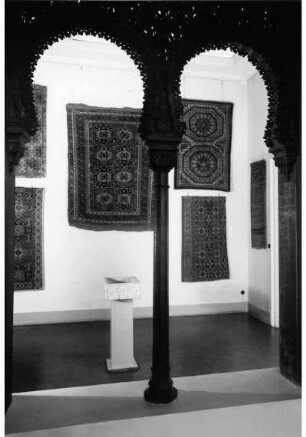 Aufstellung des Museums für Islamische Kunst im Pergamonmuseum, Ägyptischen Saal (Raum 6) mit Blick in den Spanischen Saal (Raum 7)