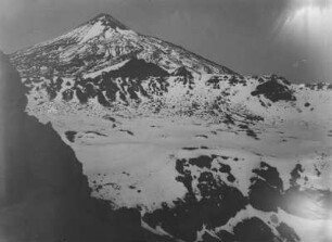 Vulkanlandschaft : Der verschneite Vulkan Pico del Teide