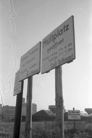 Müllabladeplatz des Städtischen Tiefbauamts im Gelände zwischen Rheinhafen und Knielingen.