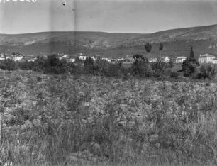 Sierra de Cebollera : Blick über eine Ebene mit dem Dorf Valdeavellano de Tera auf das Gebirge der Sierra de Cebollera