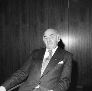 Claus Slama: CDU-Kreistagsabgeordneter zwischen 1970 und 1982, 1974 bis 1978 stellvertretender Kreispräsident, Bürgervorsteher von Reinfeld: Einwohner von Reinfeld: Bad Oldesloe, im Kreistagssitzungssaal