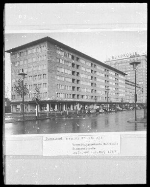 Düsseldorf, Immermannstraße. Rechts an der Ecke zur Charlottenstraße das ehemalige "Dommel-Haus" (Ruhrkohle AG)