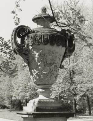 Dresden-Altstadt. Großer Garten (1683, J. F. Karcher; 1873-1895, K. F. Bouché). Nordöstliche Henkelvase (um 1750) an der Querallee, Eingang Stübelallee