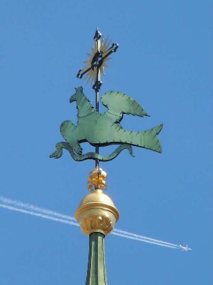 Würzburg - Wetterfahne und Flugzeug : Die reich verzierte Wetterfahne auf der Kuppel des Neumünsters, aufgenommen am 19. August 2010 in Würzburg