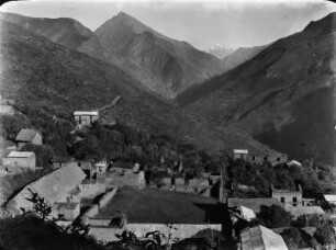 Camata mit Quellhuacotatal : Blick auf das Bergdorf Camata mit Bergen im Hintergrund