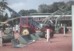 Geräteträger mit Frontlader T 150