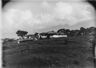 DOAG Station : Die Station der Deutsch-Ostafrikanischen Gesellschaft (DOAG) in Moshi. Im Hintergrund erhebt sich der schneebedeckte Gipfel des Kibo