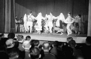 Bukarest: Aro Lichtspielhaus: Rumänische Folkloregruppe, mit Publikum vor Bühne