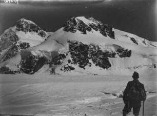 Schneelandschaft : Schneebedeckte Gipfel des Breithorns mit Bergsteiger im Vordergrund