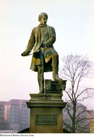 Gottfried-Semper-Denkmal : Schilling, Johannes: Denkmal für Gottfried Semper (1803-1879; Architekt, Kunsttheoretiker). 1889-1892; Bronze auf Granit. Dresden, Brühlsche Terrasse, Brühlscher Garten