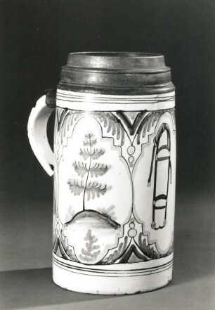 Walzenkrug (mit Deckel). Fayence, mehrfarbig bemalt; H. 18,2 cm. Dresden, um 1775. Dresden: Kunstgewerbemuseum 34894