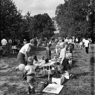 Dorffest: Kinder und Erwachsene bei verschiedenen Ständen