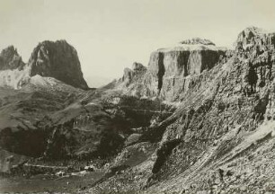 Dolomiten. Sella-Gruppe. Sellajoch vom Bindelweg gesehen. Platfkofl, Zahnkofl, Grohmannspitze, Fünffingerspitze und Langkofl