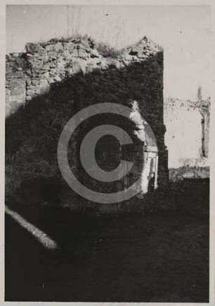Mauer der Kirchenruine Neukirch